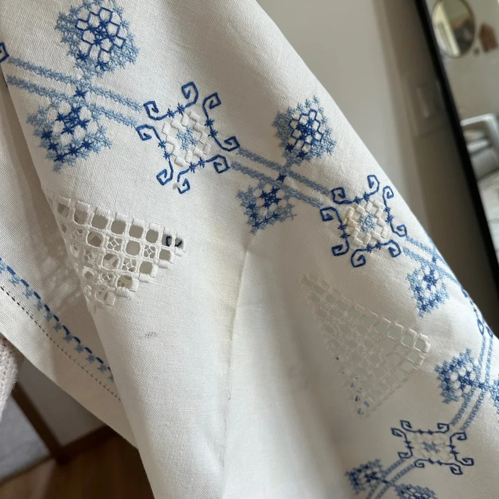 Vintage Hardanger Hand Embroidered Linen Tablecloth Blue White Square 32x32